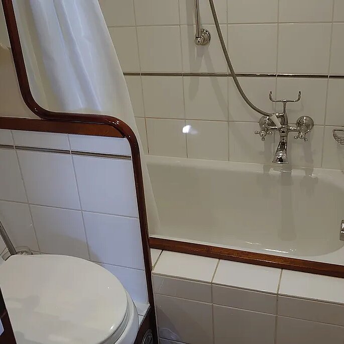 Ein Bild vom Masterbad mit Badewanne