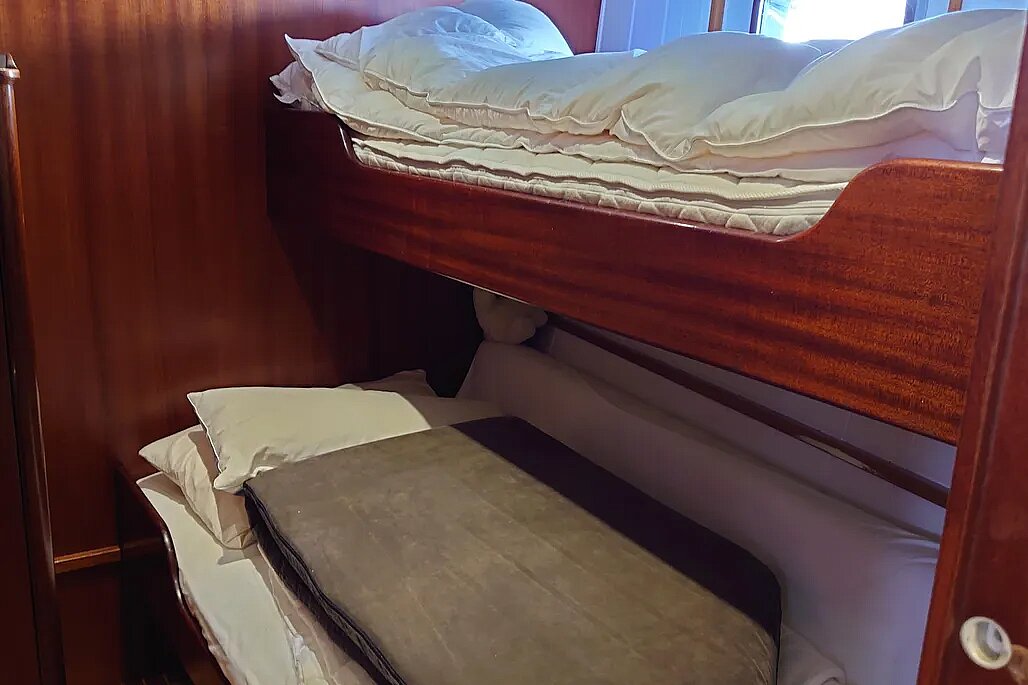 Das Bild zeigt die komfortable Steuerbordkabine für 2