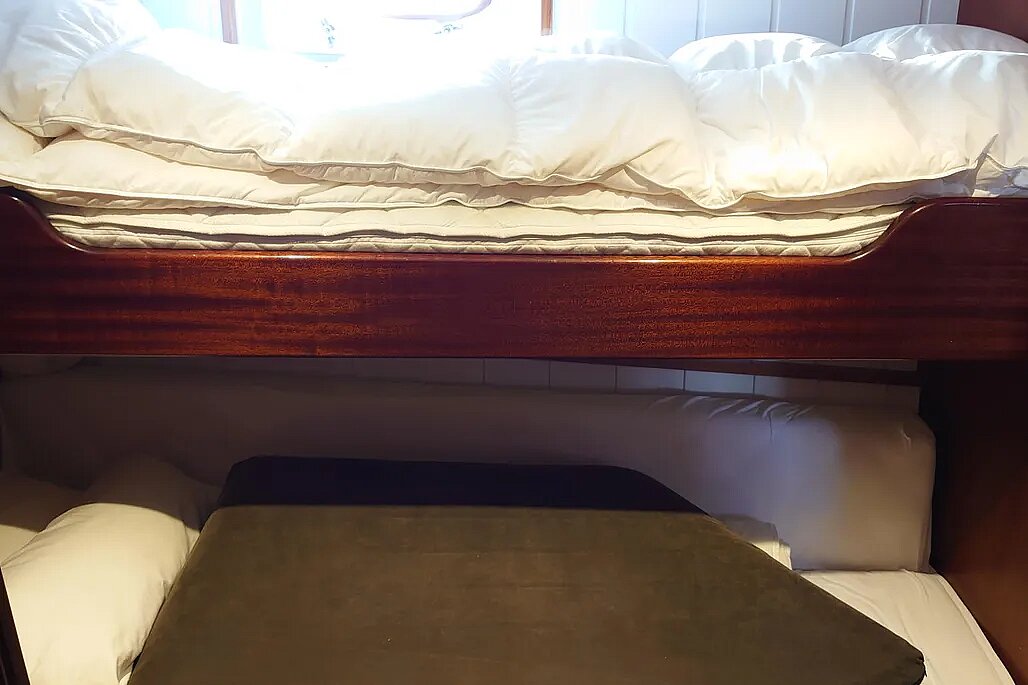 Bild von einem Doppelstockbett wobei das untere zum Ausziehen ist